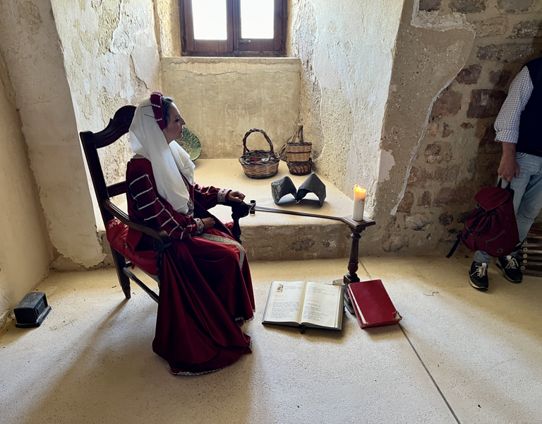 Un momento della visita teatralizzata al castello di Giuliana