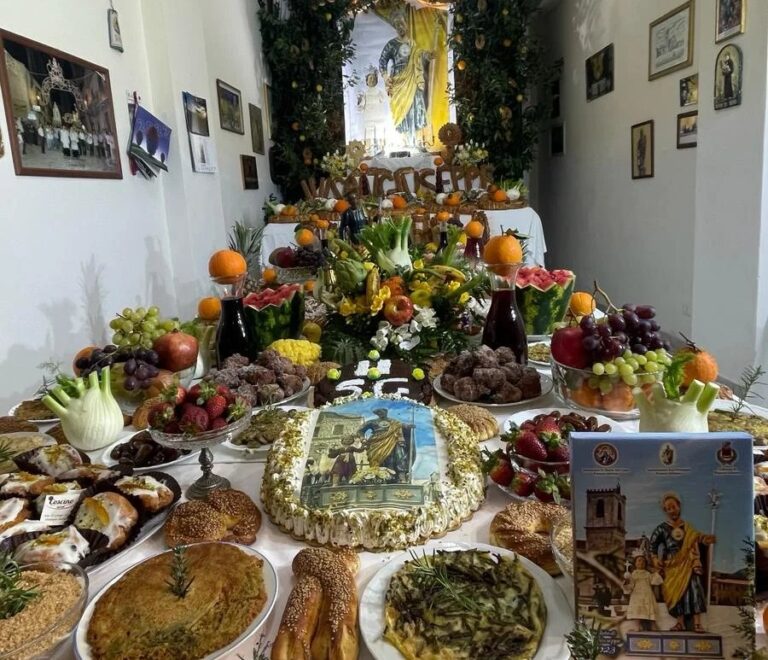 Nella foto dal profilo Facebook dell'associazione Ingegni di Palazzo Adriano, un tipico altare di San Giuseppe