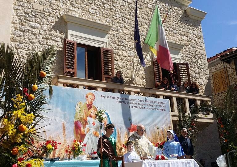 Art 4 - Nella foto dal sito dell'Associazione culturale Kassar, la Mangiata dei Santuzzi a Castronovo di Sicilia