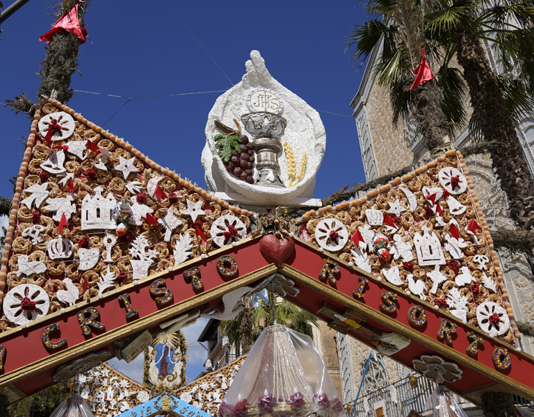 L'arco dedicato lo scorso anno al Cristo Risorto