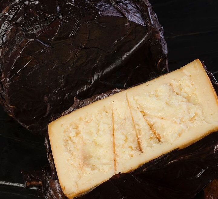 - Il formaggio al rum con foglie di tabacco